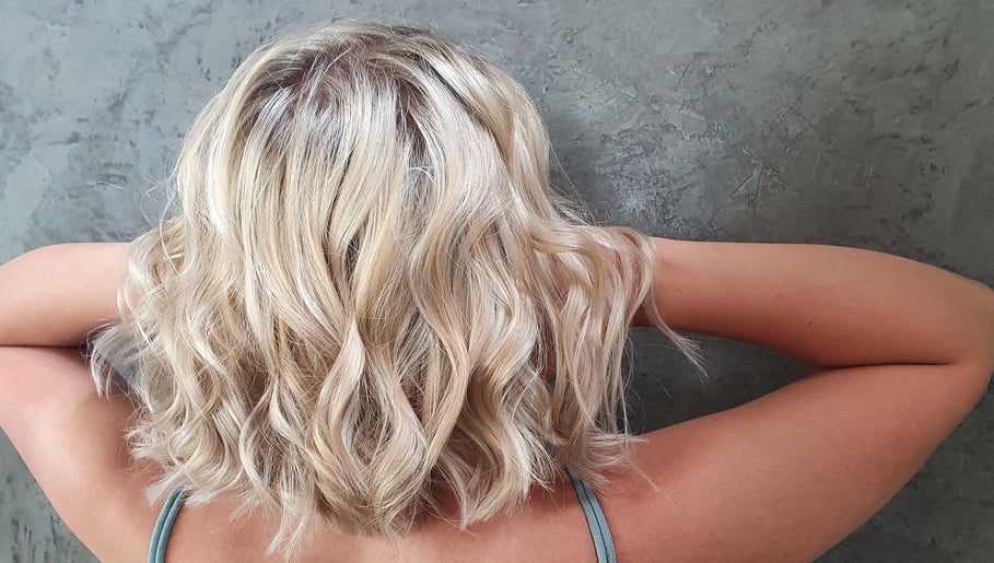 Blonde wavy hairstyle at Mariska J Hairstylist in Pretoria, Gauteng, ZA.