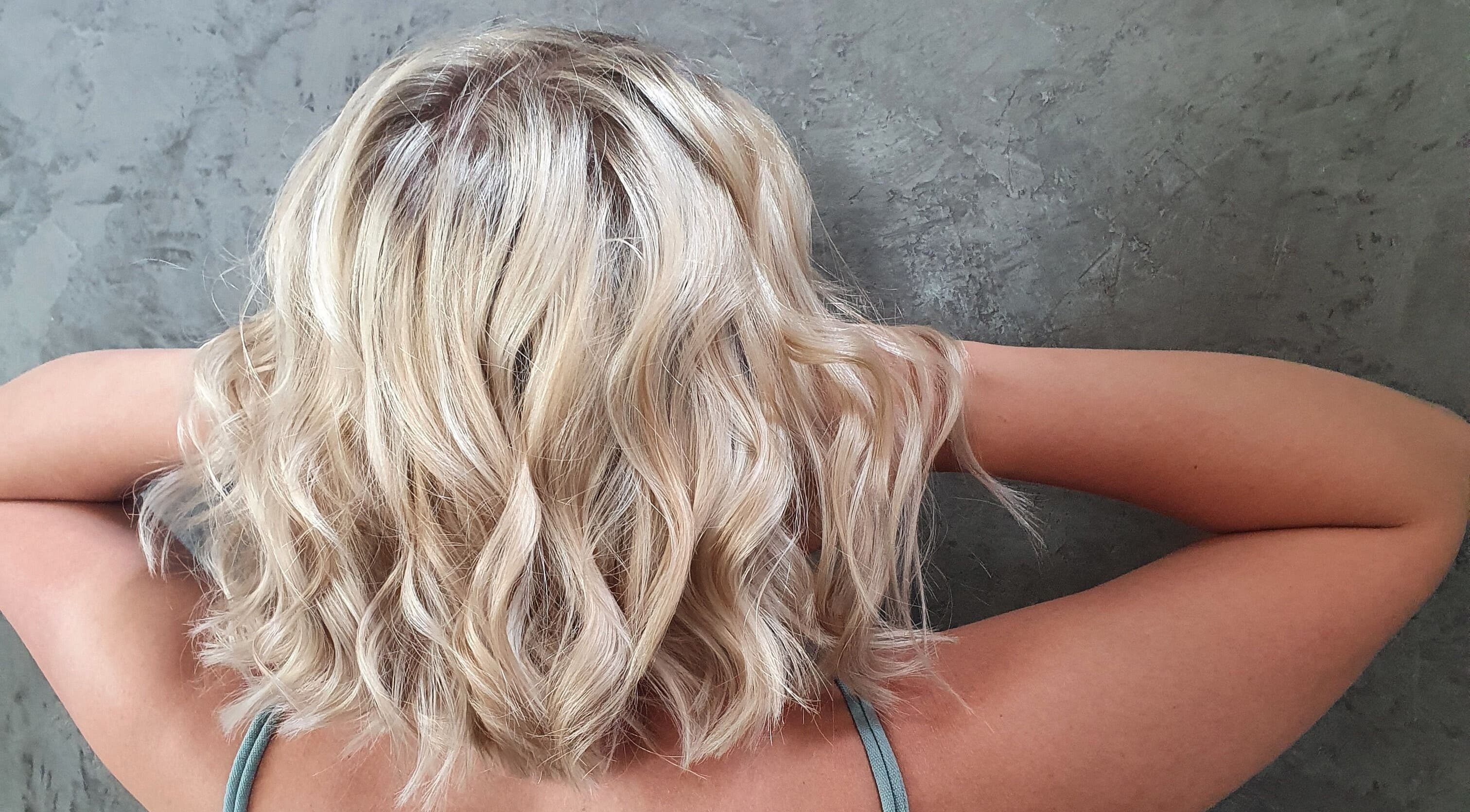 Blonde wavy hairstyle at Mariska J Hairstylist in Pretoria, Gauteng, ZA.