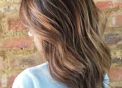 Copper-toned wavy hair styled by Mariska J Hairstylist, Pretoria, Gauteng, ZA, showcasing a natural look.