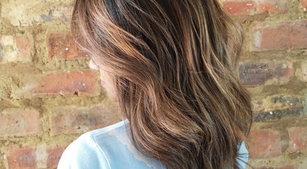 Copper-toned wavy hair styled by Mariska J Hairstylist, Pretoria, Gauteng, ZA, showcasing a natural look.