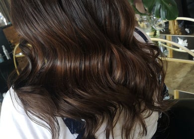 Smooth, wavy hair styled at Mariska J Hairstylist, Pretoria, Gauteng, ZA, showcasing expert techniques.