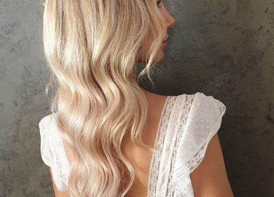 Elegant wavy blonde hairstyle by Mariska J Hairstylist, Pretoria, Gauteng, ZA.