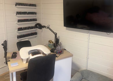 Manicure station at Brooke’s House of Beauty in Dundee, Scotland, GB featuring nail polish shelves and comfy seating.