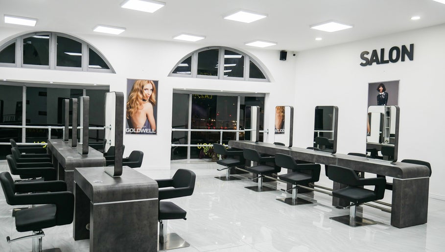 Lazarou Cardiff Castle Hair Salon, Barbers and Hair Extensions, bilde 1