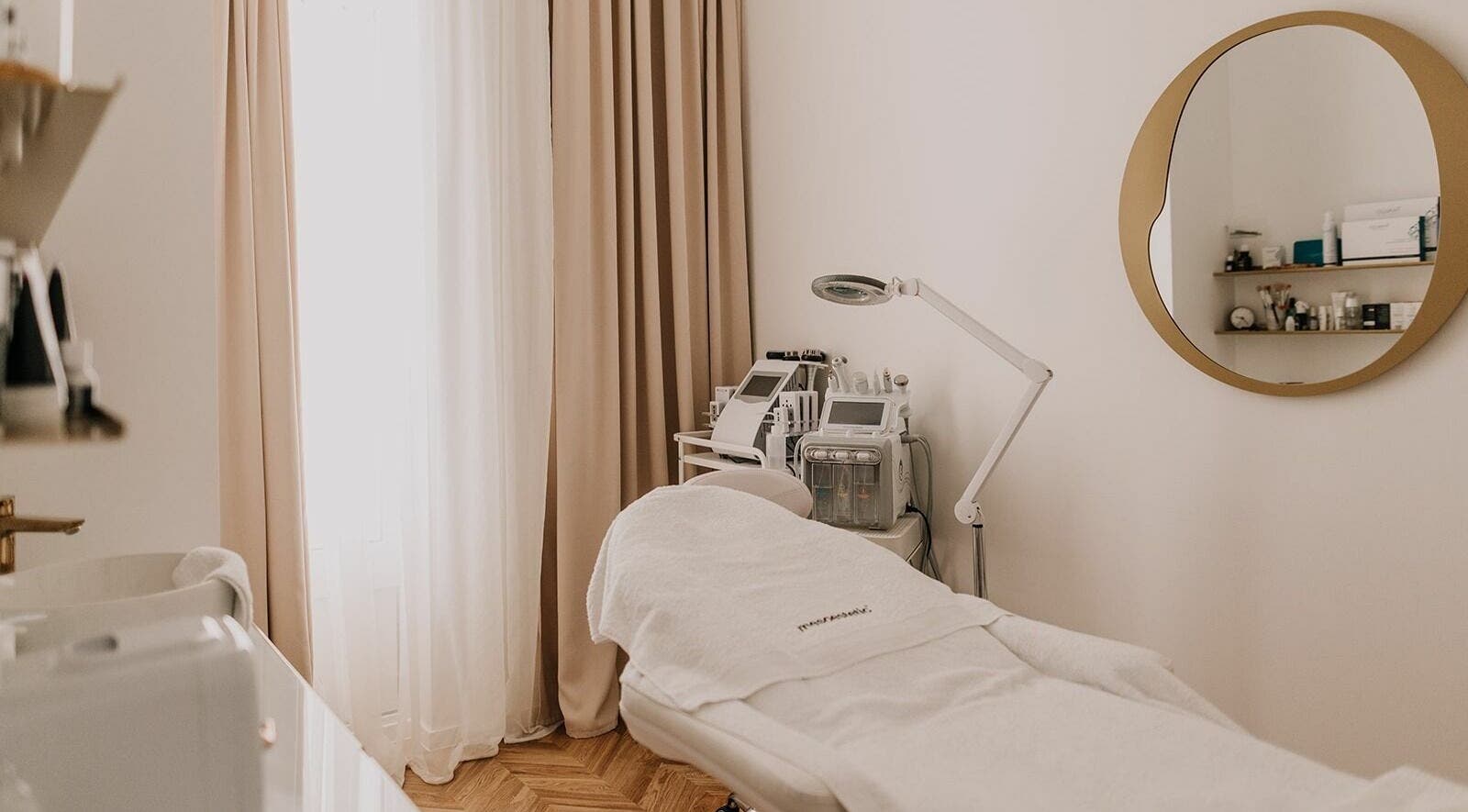 Elegantna soba za tretmane u You Beauty Salon, Zaprešić, Zagrebačka županija, HR s modernom opremom.