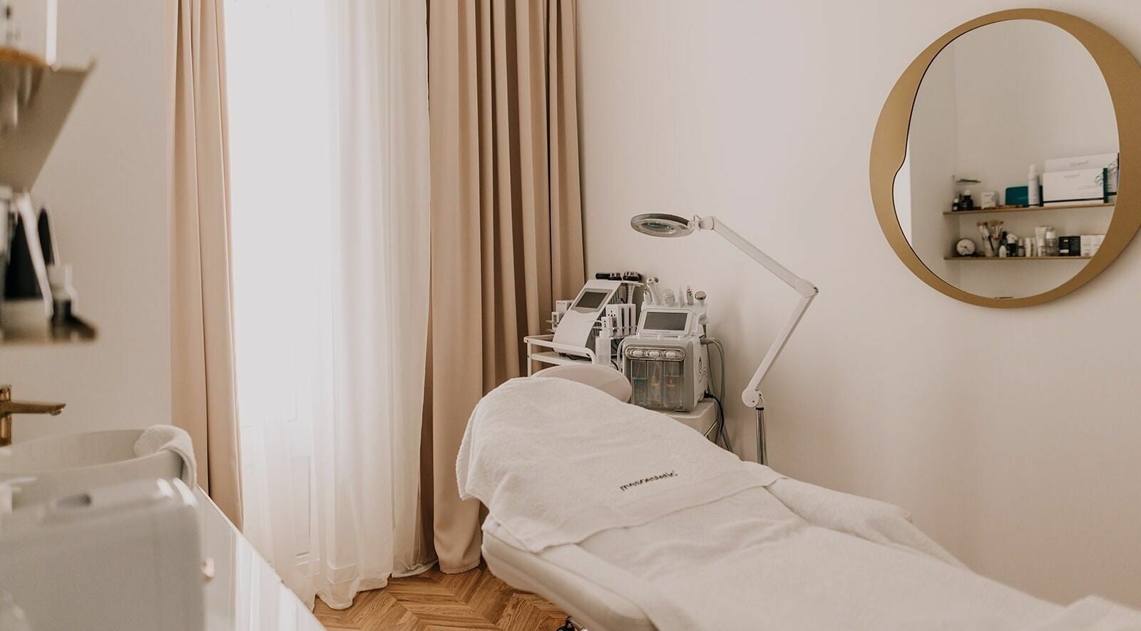 Elegantna soba za tretmane u You Beauty Salon, Zaprešić, Zagrebačka županija, HR s modernom opremom.