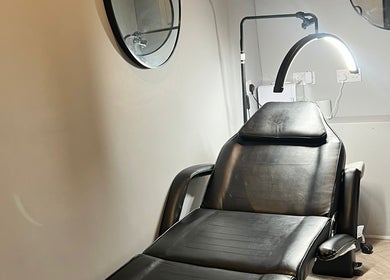 Treatment chair with soft lighting at Shxdy Skin Clinic, Manchester, England, GB for personalized skin care.
