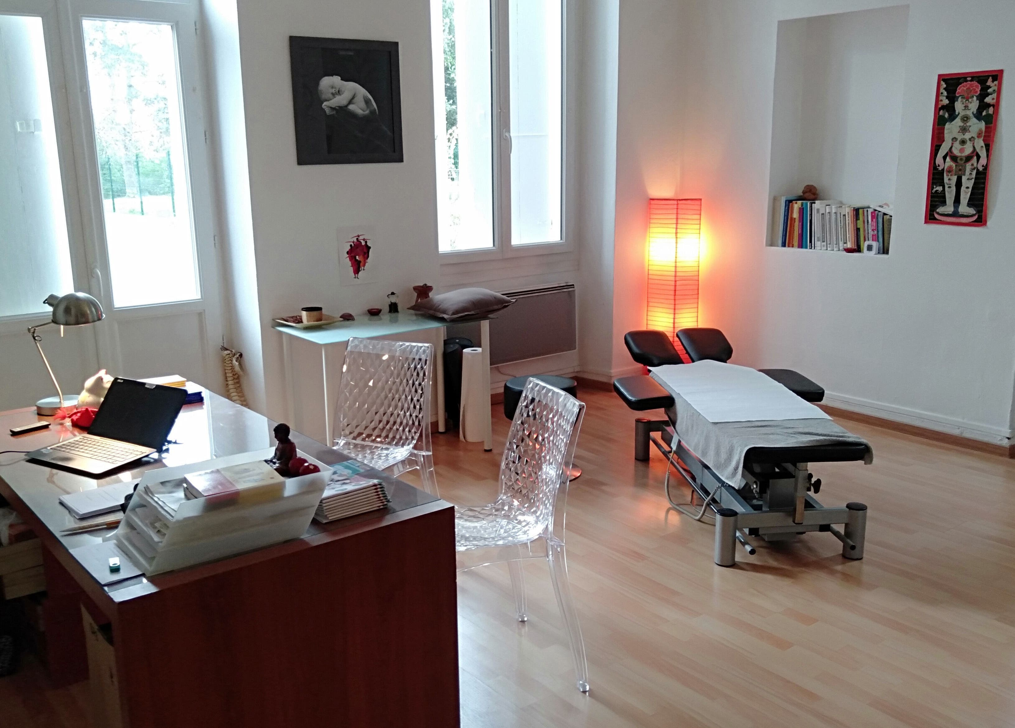 Cabinet Mérignac Arlac à Mérignac, Nouvelle-Aquitaine, FR, intérieur lumineux et moderne pour des soins bien-être.