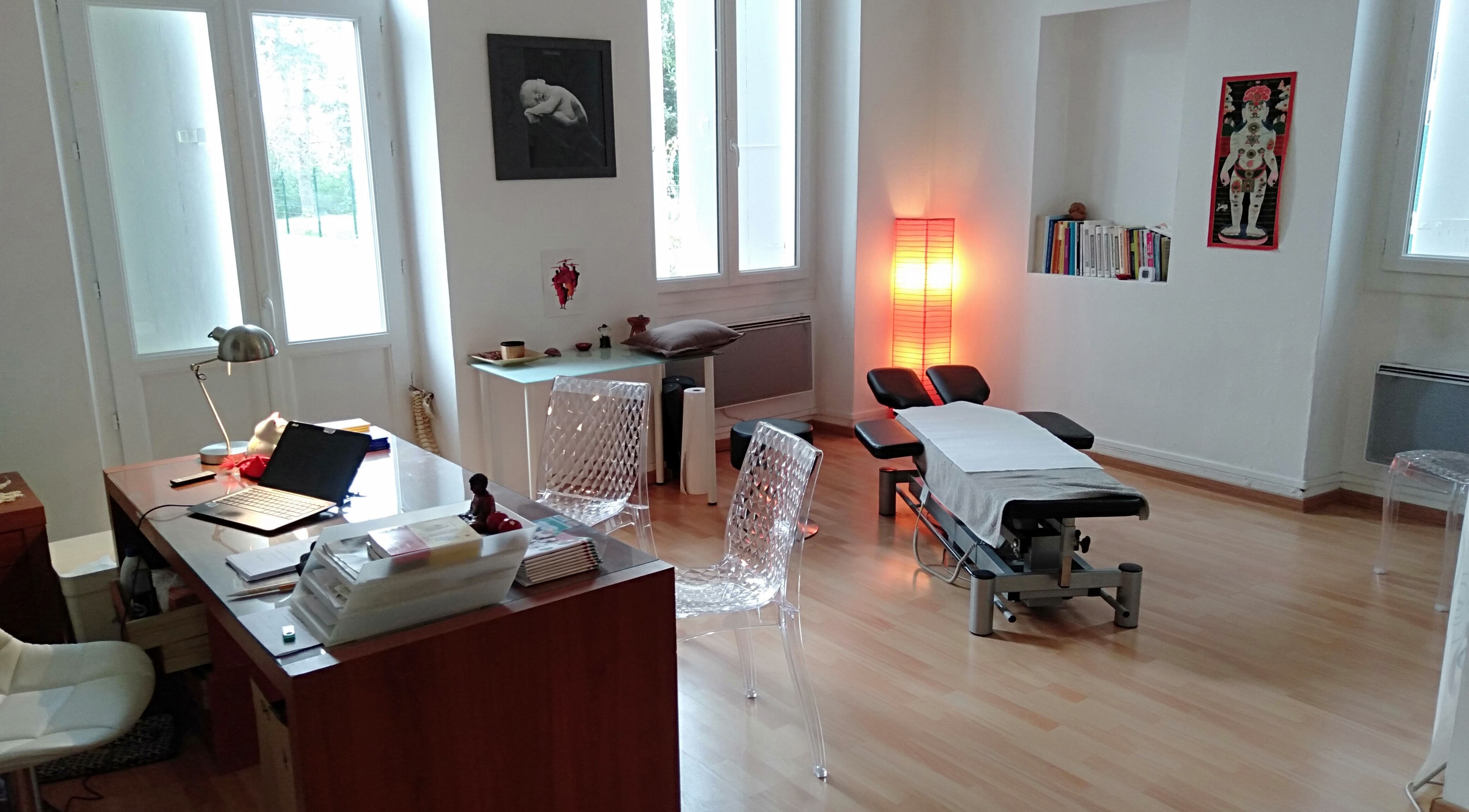 Cabinet Mérignac Arlac à Mérignac, Nouvelle-Aquitaine, FR, intérieur lumineux et moderne pour des soins bien-être.