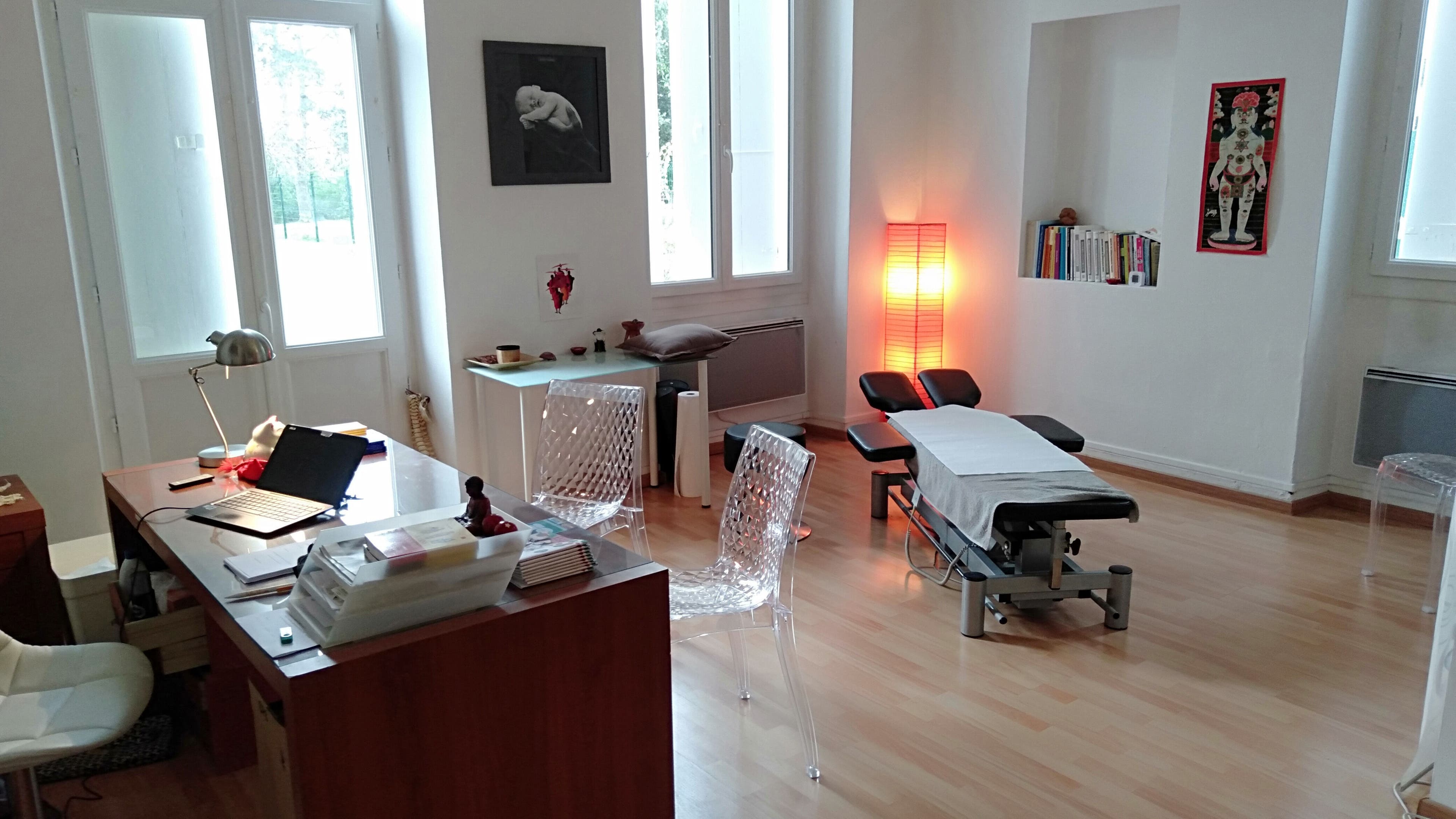 Cabinet Mérignac Arlac à Mérignac, Nouvelle-Aquitaine, FR, intérieur lumineux et moderne pour des soins bien-être.