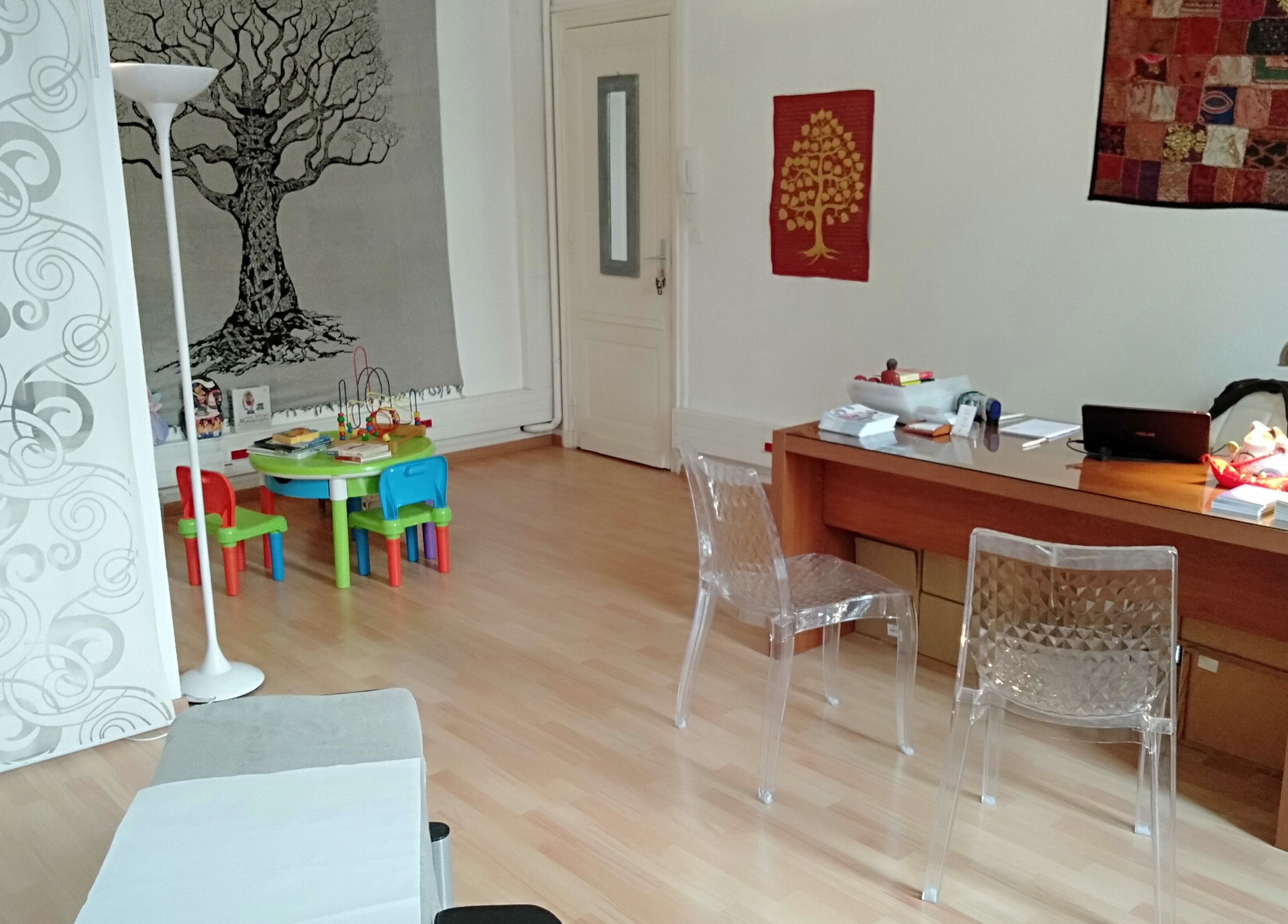 Cabinet Mérignac Arlac lumineux avec décoration moderne à Mérignac, Nouvelle-Aquitaine, FR.