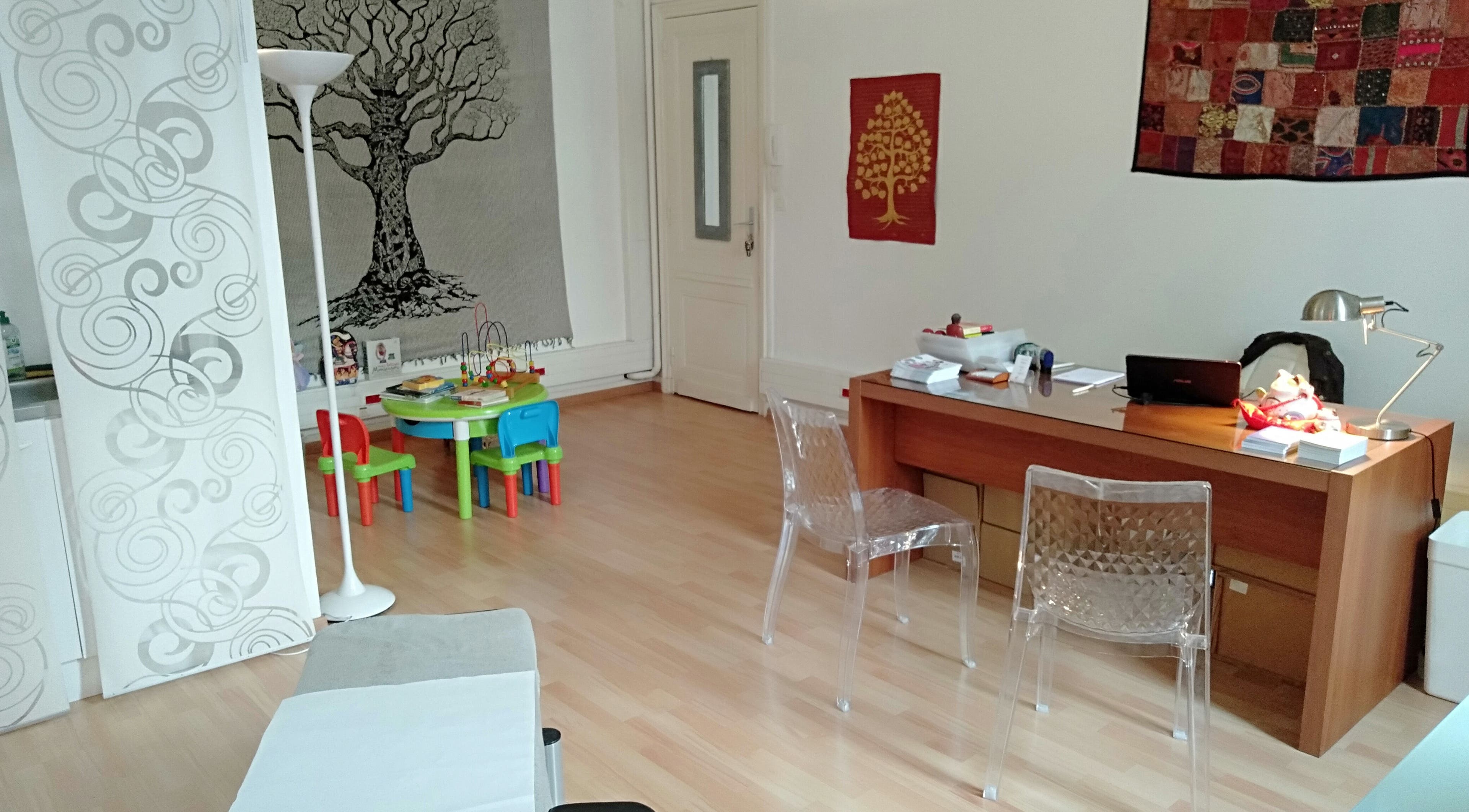 Cabinet Mérignac Arlac lumineux avec décoration moderne à Mérignac, Nouvelle-Aquitaine, FR.