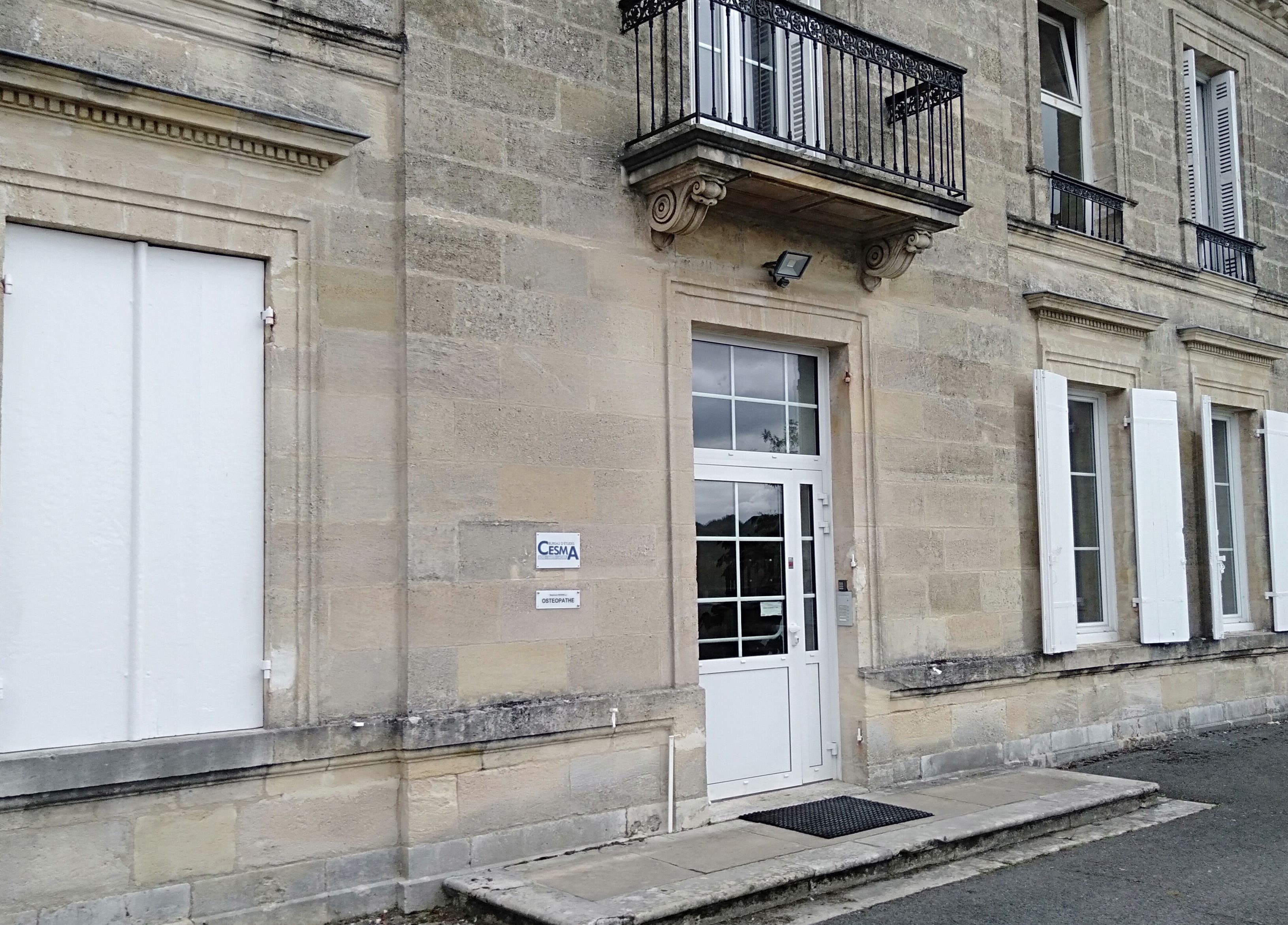 Entrée du Cabinet Mérignac Arlac, Mérignac, Nouvelle-Aquitaine, avec façade en pierre élégante.