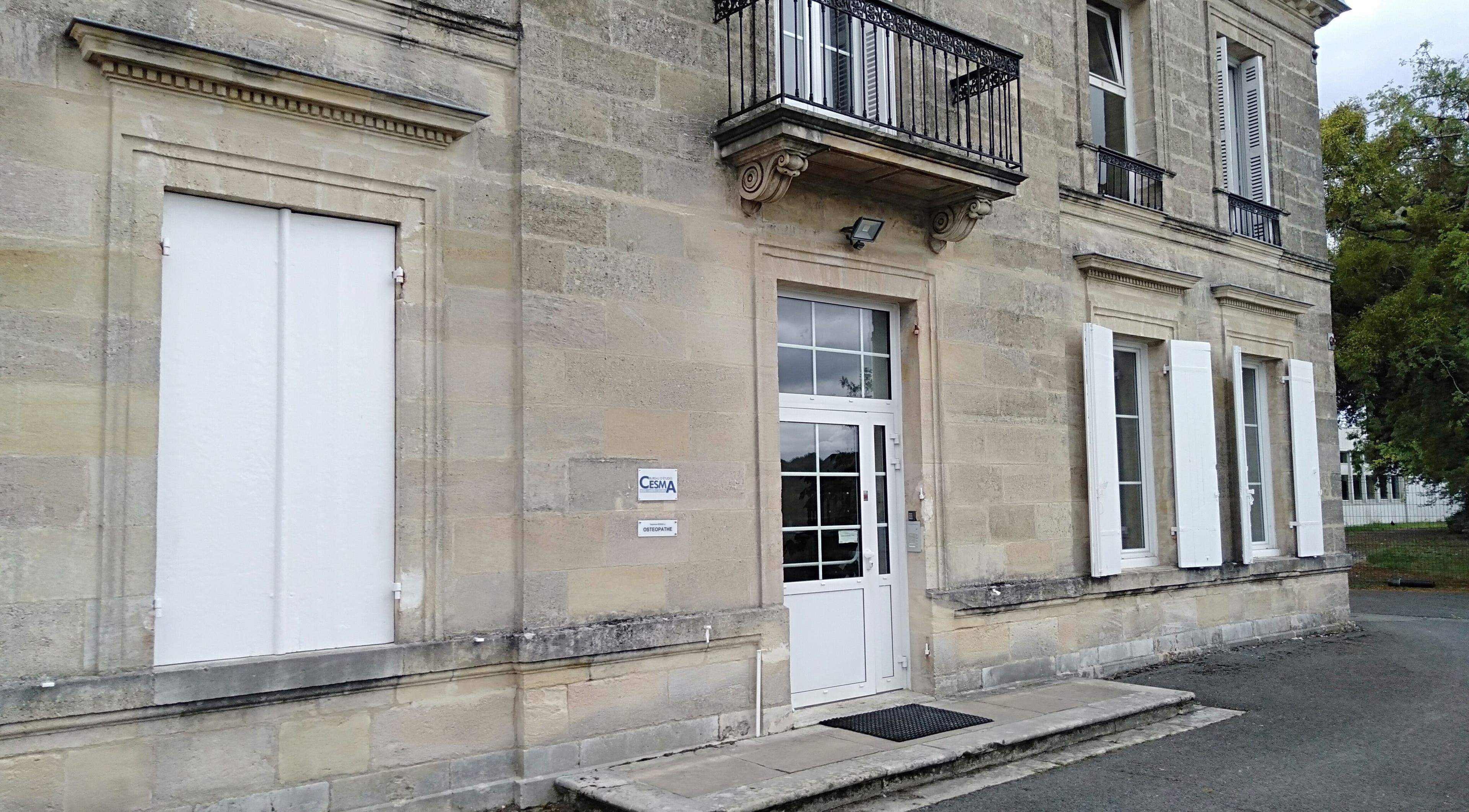Entrée du Cabinet Mérignac Arlac, Mérignac, Nouvelle-Aquitaine, avec façade en pierre élégante.