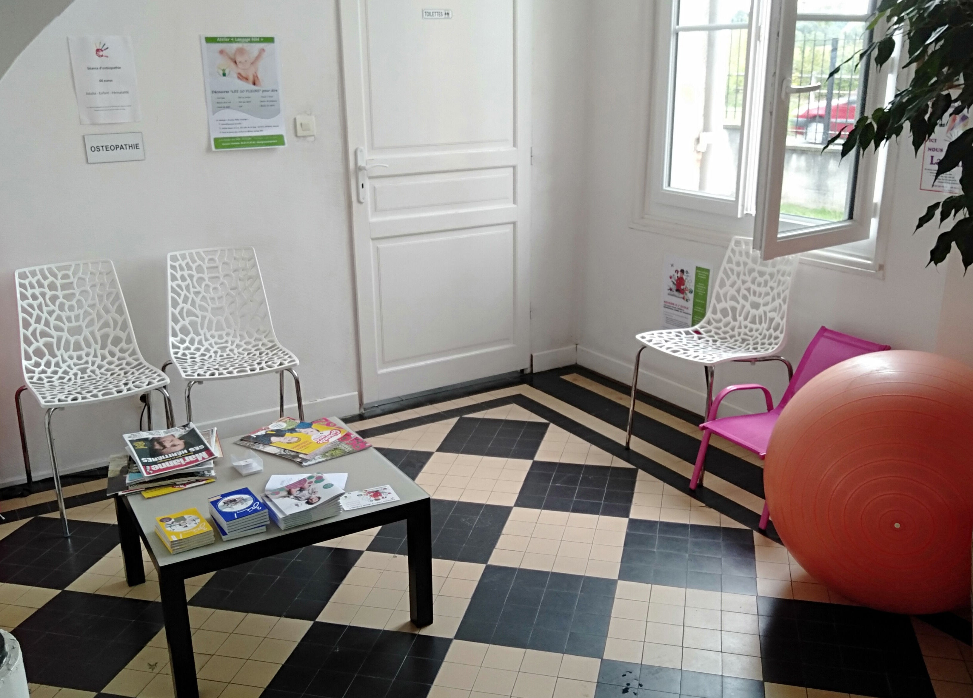 Salle d'attente lumineuse au Cabinet Mérignac Arlac à Mérignac, Nouvelle-Aquitaine, FR avec des chaises et magazines.