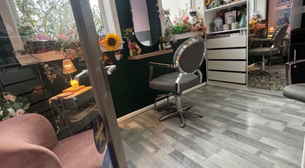 Cozy, elegant interior of Salon Studios - Alex In Wonderland in Edinburgh, Scotland, GB, featuring floral decor.