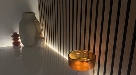 Ambient candlelight and decor at FIBA Clinic in Leeds, England, GB creating a soothing atmosphere.