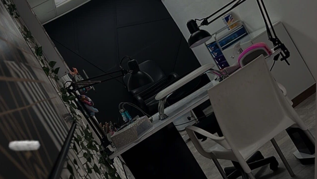 Interior moderno de Dream Nail Studio by Nelly en Cayey, Cayey, PR, mostrando un espacio acogedor.