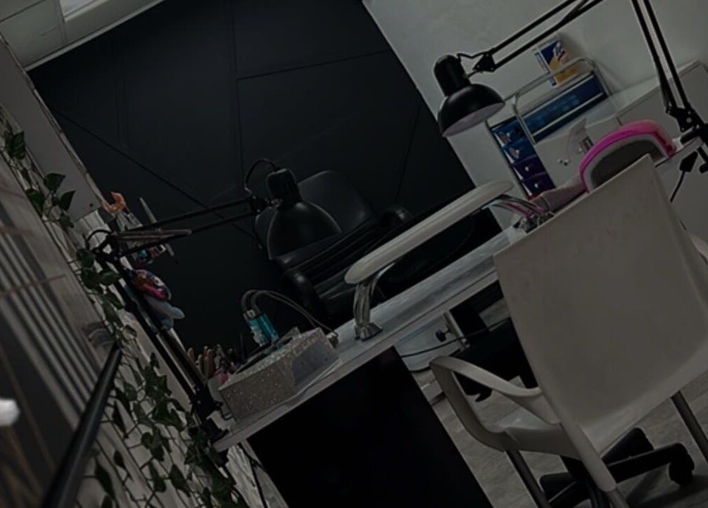 Interior moderno de Dream Nail Studio by Nelly en Cayey, Cayey, PR, mostrando un espacio acogedor.