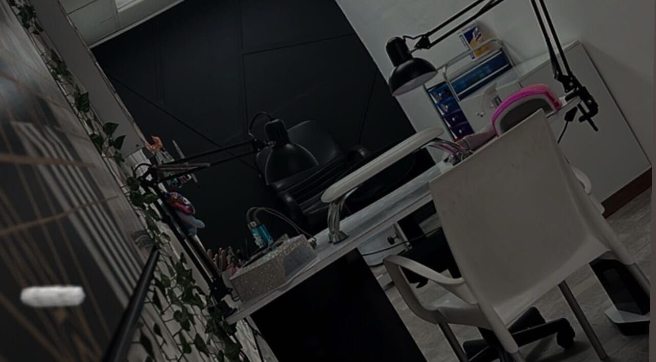 Interior moderno de Dream Nail Studio by Nelly en Cayey, Cayey, PR, mostrando un espacio acogedor.