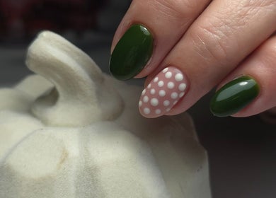 Diseño de uñas verdes y con puntos en Dream Nail Studio by Nelly, Cayey, Cayey, PR.