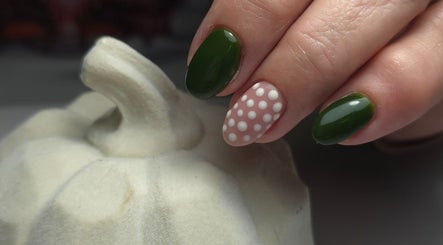 Diseño de uñas verdes y con puntos en Dream Nail Studio by Nelly, Cayey, Cayey, PR.