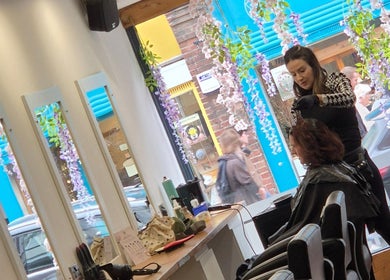 Associates Hair Winchester stylist performing haircut in elegant salon, Winchester, England, GB.