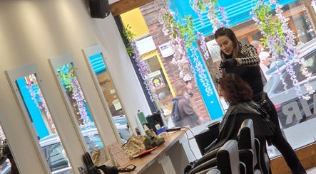 Associates Hair Winchester stylist performing haircut in elegant salon, Winchester, England, GB.