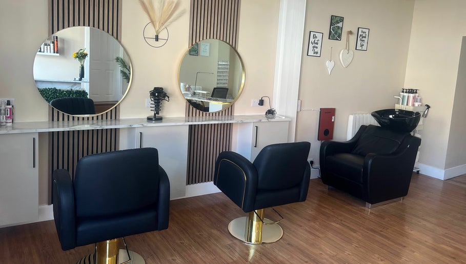 Jc Hair and Nail Room kép 1