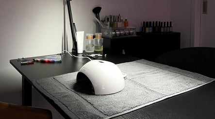 Image de Nearly Bare Beauty 2