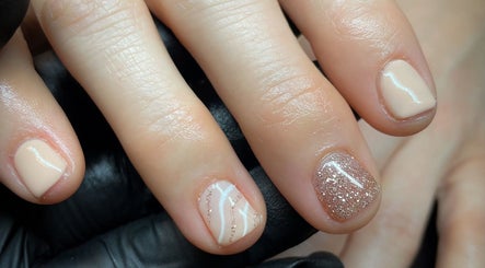 Image de Nearly Bare Beauty 3