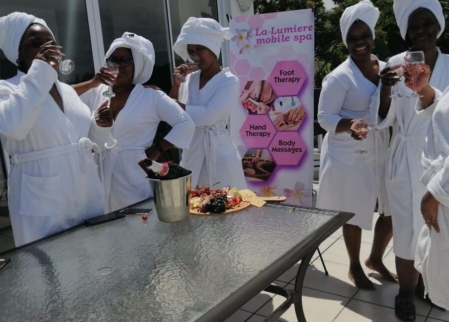 Relaxed guests enjoy drinks at La-Lumiere Mobile Spa, Margate, Kwazulu-natal, ZA.