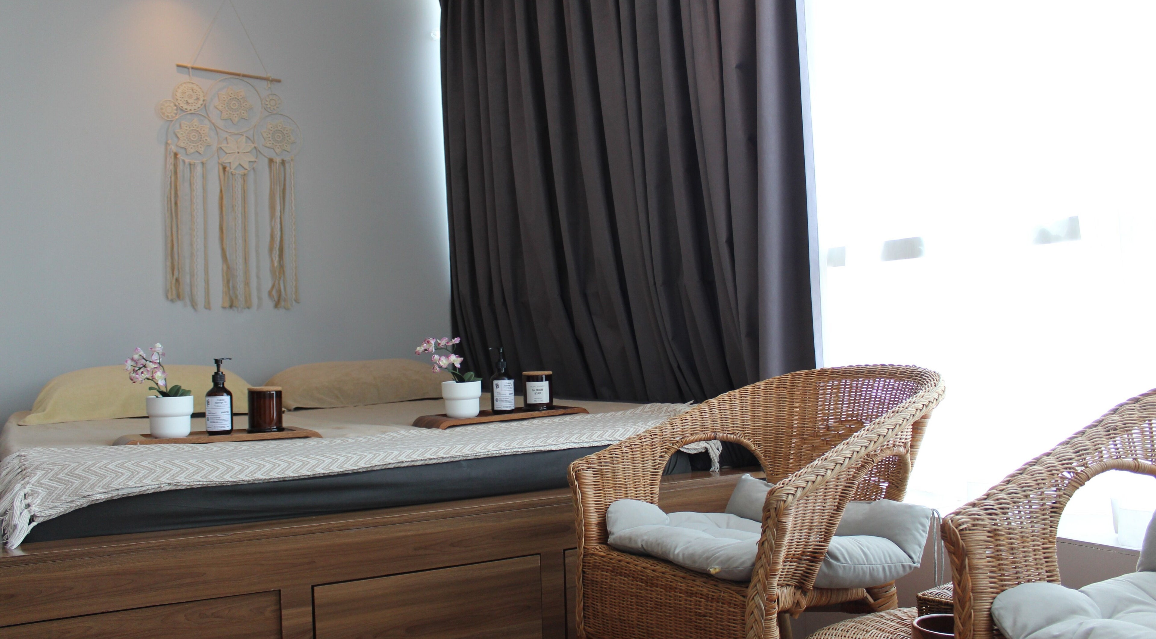 Serene massage room at Zeerla Spa Media City, featuring elegant decor in Dubai Media City, دبي, AE.