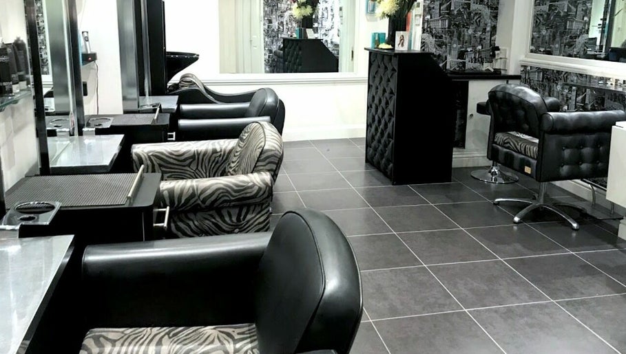 Jacqui R Salon Bild 1