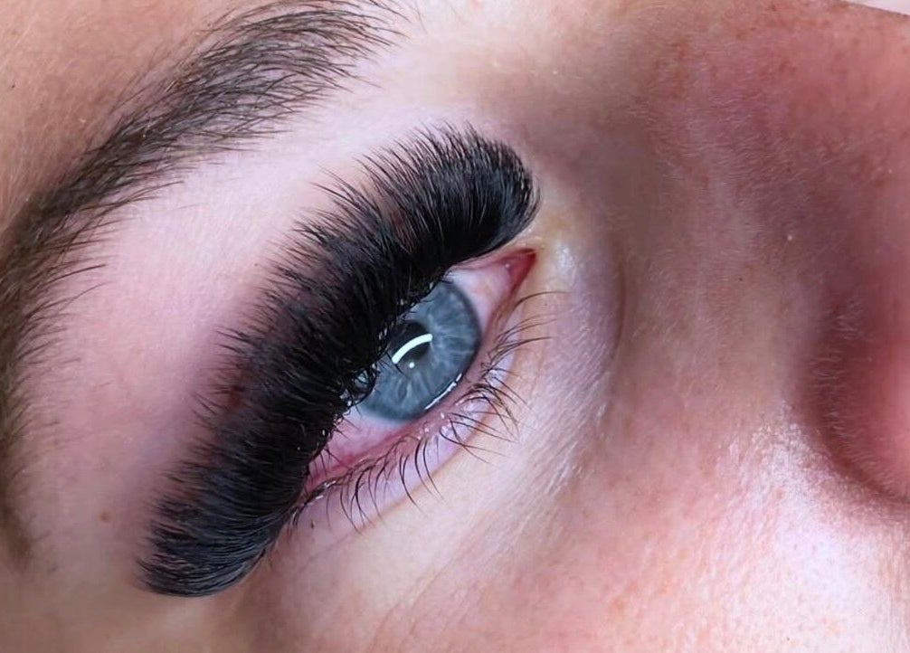 Closeup of eyelash extensions from Tias Lashes in Warnbro, Western Australia, AU highlighting detailed lash work.
