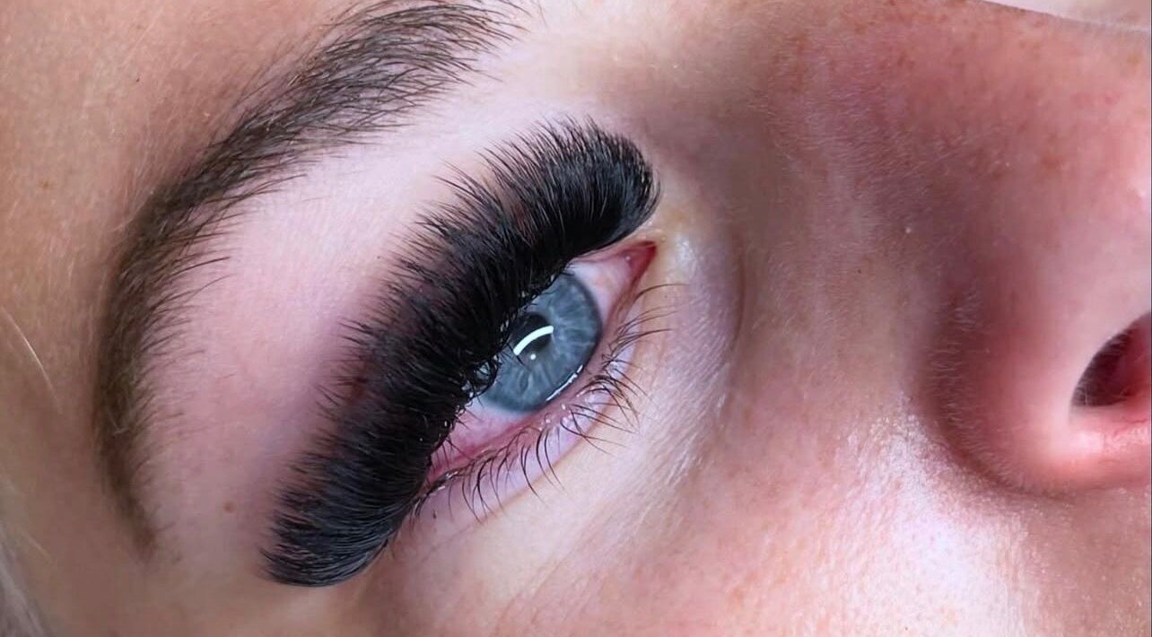 Closeup of eyelash extensions from Tias Lashes in Warnbro, Western Australia, AU highlighting detailed lash work.