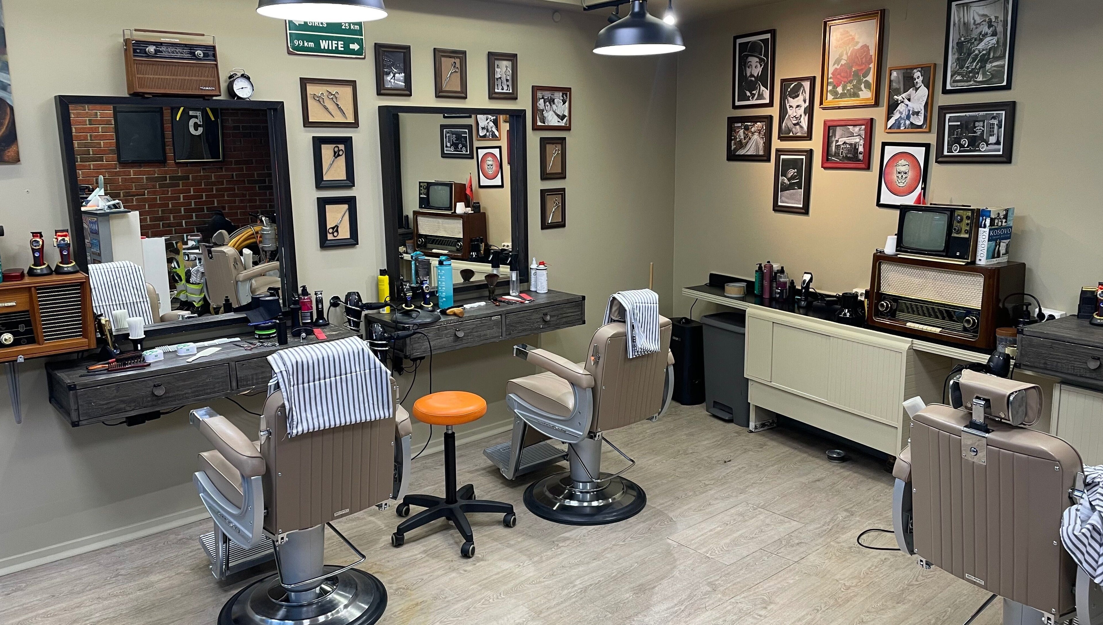 Interiør av Grajca Frisør Og Barbersalong i Oslo, Oslo, NO med barberstoler og vintage dekor.