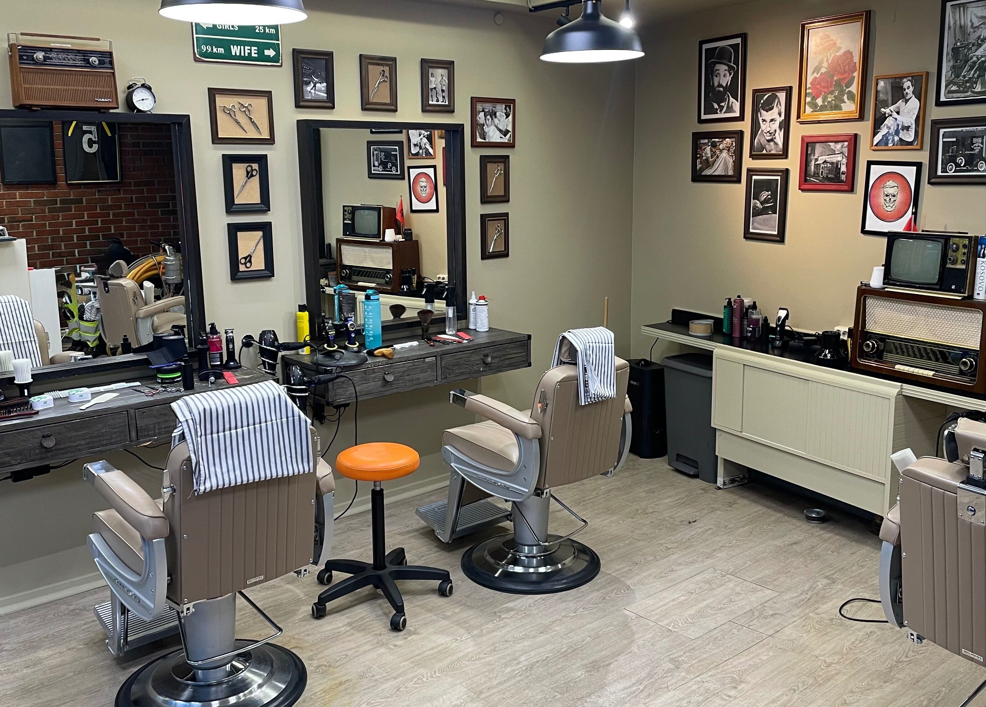 Interiør av Grajca Frisør Og Barbersalong i Oslo, Oslo, NO med barberstoler og vintage dekor.