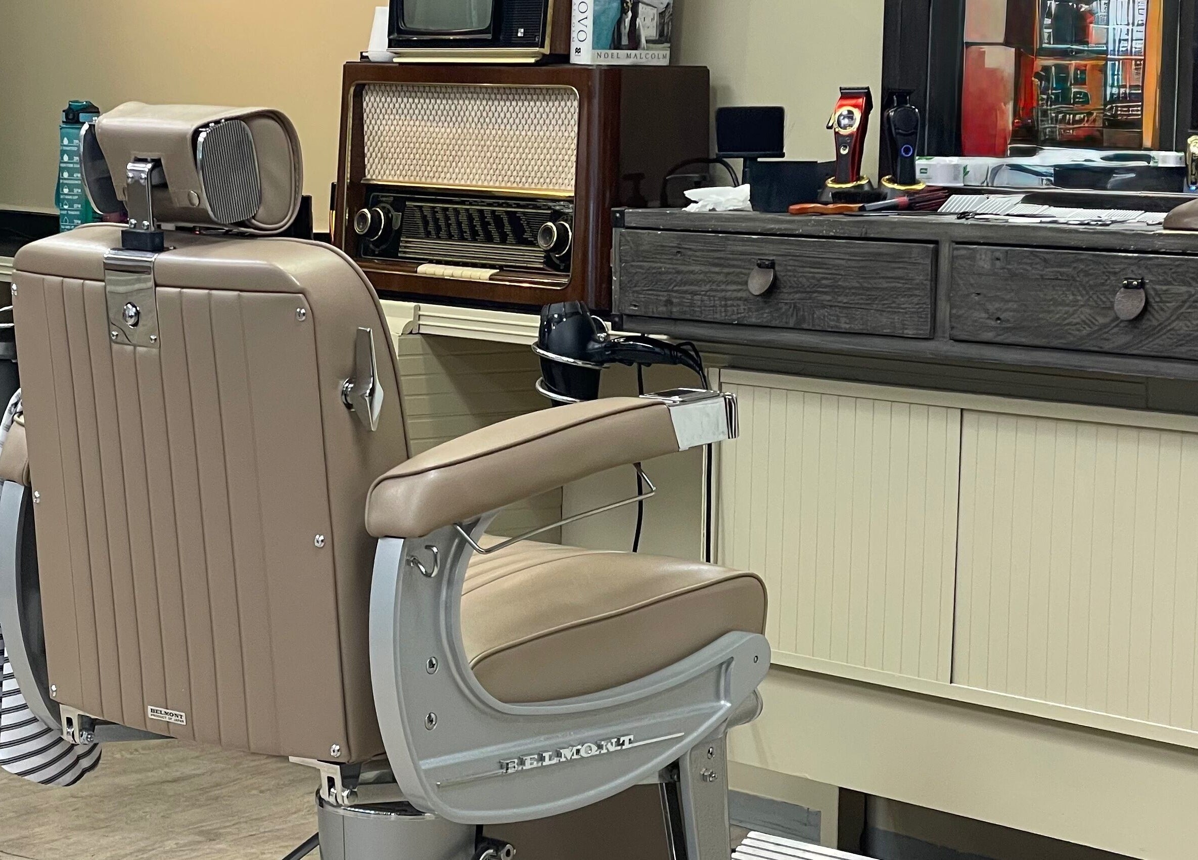 Elegant barberstol hos Grajca Frisør Og Barbersalong, Oslo, Oslo, NO, skaper en luksuriøs atmosfære.