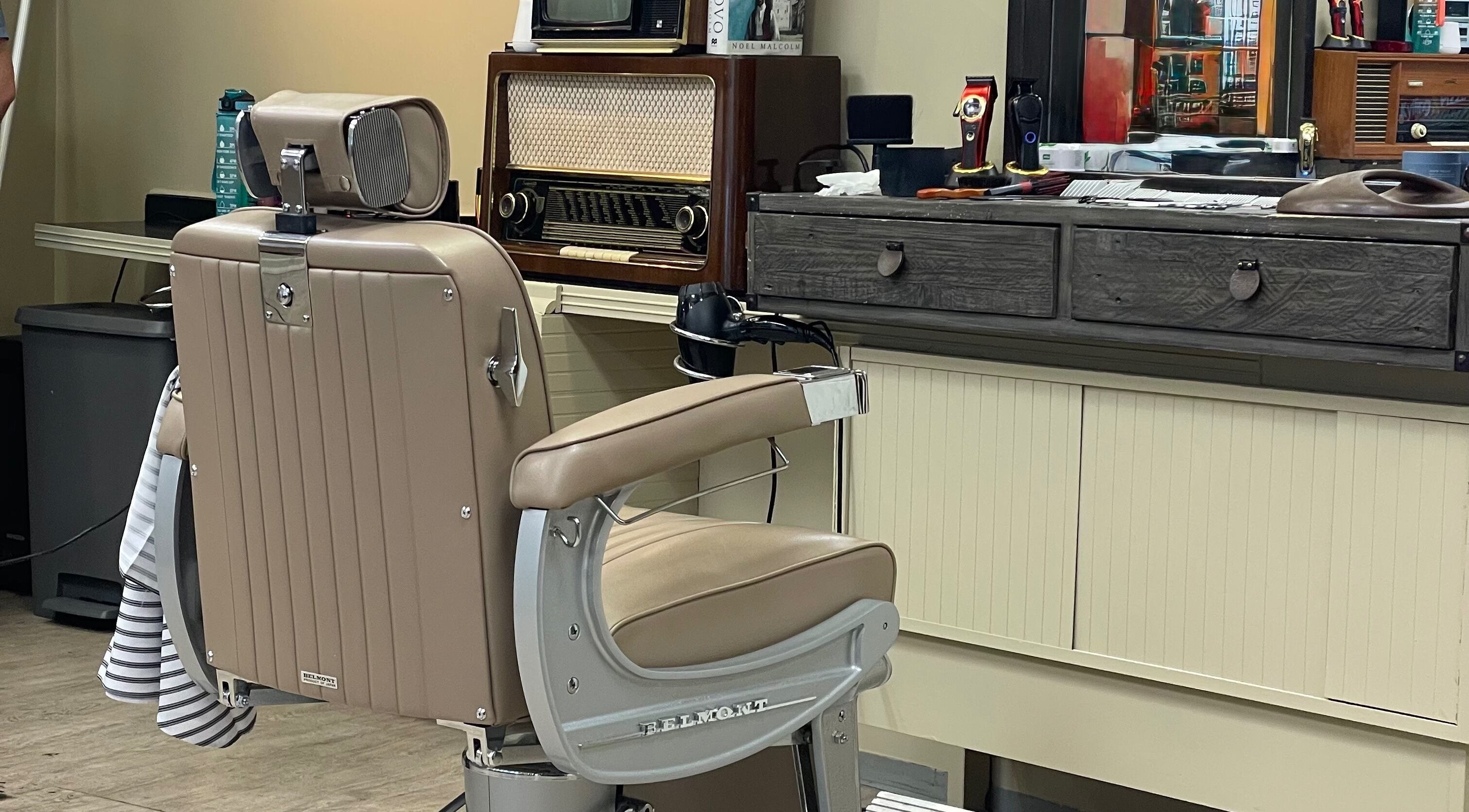 Elegant barberstol hos Grajca Frisør Og Barbersalong, Oslo, Oslo, NO, skaper en luksuriøs atmosfære.