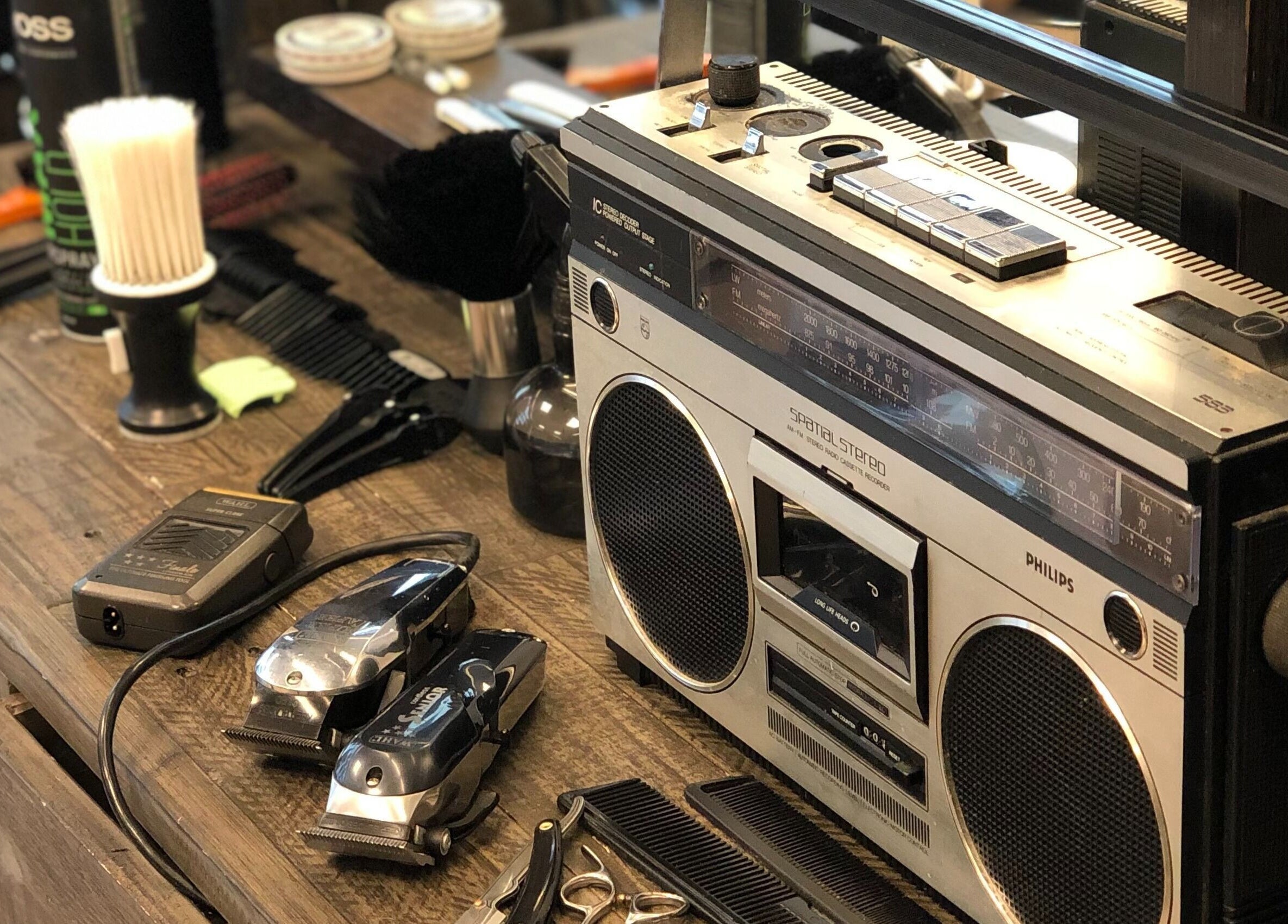 Gammel radio og frisørutstyr på Grajca Frisør Og Barbersalong, Oslo, Oslo, NO.