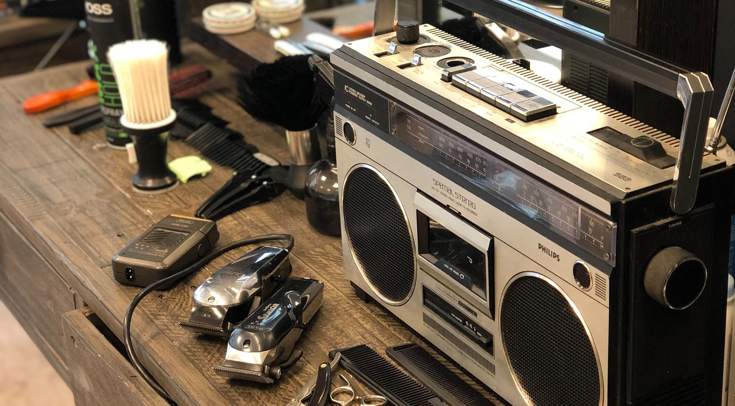 Gammel radio og frisørutstyr på Grajca Frisør Og Barbersalong, Oslo, Oslo, NO.