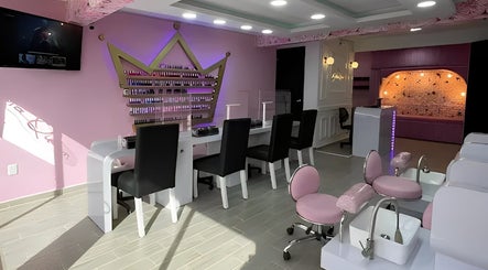 Interior moderno de Bella Queen Studio Nails en Metepec, Estado de México, MX, mostrando estaciones de manicura.