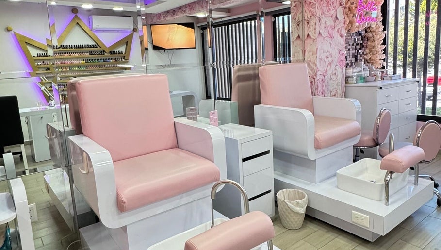 Sillas de manicura en Bella Queen Studio Nails, Metepec, Estado de México, MX con decoración moderna.