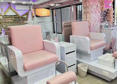 Sillas de manicura en Bella Queen Studio Nails, Metepec, Estado de México, MX con decoración moderna.