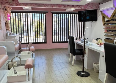 Interior elegante de Bella Queen Studio Nails en Metepec, Estado de México, MX, con estaciones de manicura y pedicura.