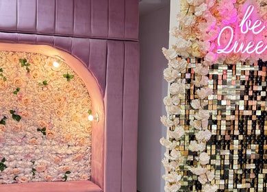 Bella Queen Studio Nails en Metepec, Estado de México, con elegante pared floral decorativa.