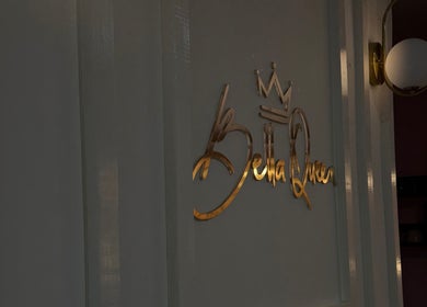 Logotipo dorado de Bella Queen Studio Nails en Metepec, Estado de México, MX, sobre fondo oscuro.