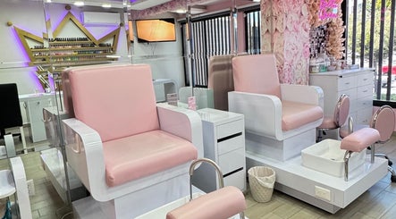 Zona de pedicura en Bella Queen Studio Nails, Metepec, Estado de México, MX. Lujo y confort distintivos.