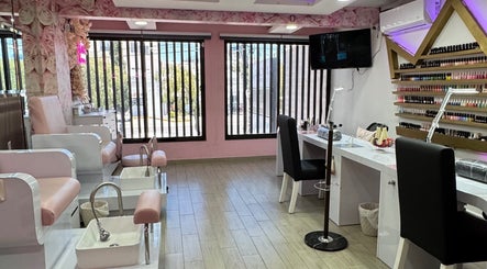 Interior elegante de Bella Queen Studio Nails en Metepec, Estado de México, MX, con estaciones de manicura y pedicura.